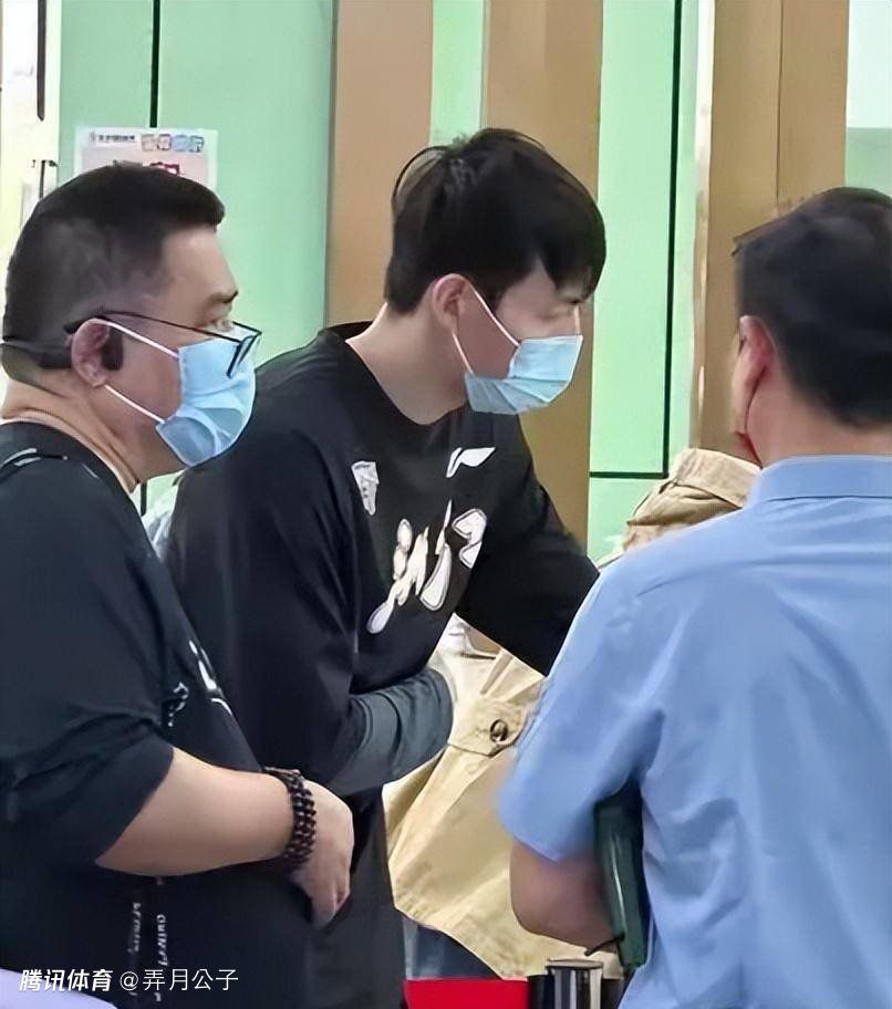 叶辰这时候指着隔壁的空笼子，对苏守德说道：苏先生，这里就是你以后居住的单间了，如果你觉得孤单，隔壁这对父子还能跟你做个伴儿，过段时间，我找个机会把你爸也带过来，你们两对父子就能凑一桌麻将了。